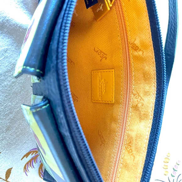 Beautiful soft leather wristlet with magnet front pockets. - Picture 3 of 4